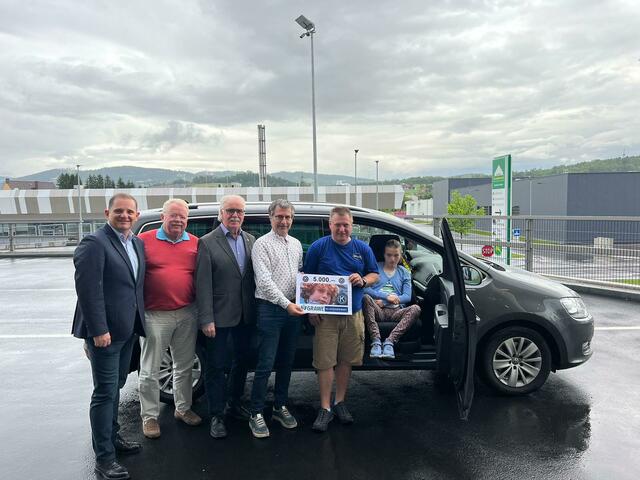 Übergabe: v.l. Franz Steiner, Erich, Peter Heidinger, Martin Tasotti  Drago und Valentina Zeljkovic | Foto: Kiwanis Lipizzanerheimat