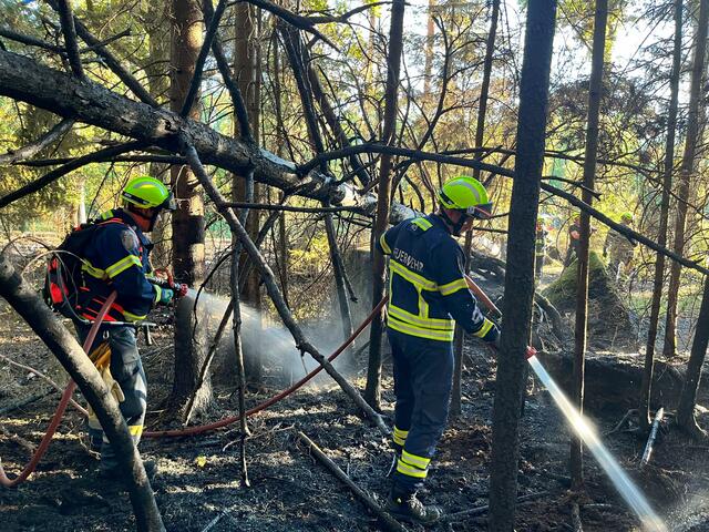 Nach intensiven Nachlöscharbeiten sowie der Durchführung einer Brandwache konnte schließlich gegen 20:45 Uhr "Brandaus" gegeben werden.  | Foto: FF Hoheneich