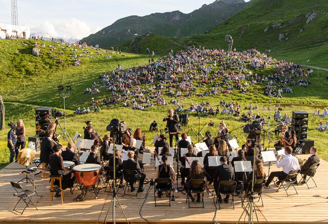 Rund 1.500 Zuhörerinnen und Zuhörer lauschten dem Konzert in Gastein. | Foto: Gasteinertal Tourismus/Wolkersdorfer