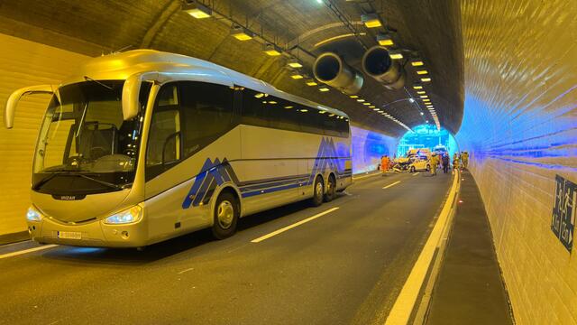 Am Sonntag kam es im Pianner Tunnel zu einem Unfall mit einem Reisebus. Im Tunnel fuhr ein Auto auf den Bus auf und wurde auf die andere Fahrbahn geschleudert. | Foto: ZOOM.TIROL