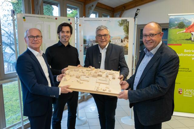 Modernisierungsschub für die LFS Winklhof in Oberalm stärkt die Region, Zentraler Standort für Pferdewirtschaft. Im Bild (v.l.) Landeshauptmann-Stellvertreter Christian Stöckl, a.D., Arch. Christoph Leitner (PLOV Architekturbüro), Landesrat Josef Schwaiger, Dir. Georg Springl | Foto: Land Salzburg/Neumayr/Hofer
