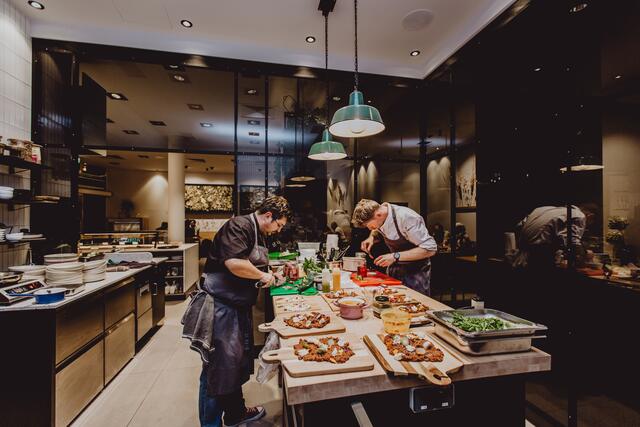 Hannes Koudelka und Thomas Eggbauer bei den Vorbereitungen in der Schauküche der Köck-Filiale am Stadtplatz Mürzzuschlag. Alle zwei Wochen verwandelt sich die Bäckerei beim "Aperitivo"-Abend in eine Küche.  | Foto: Karoline Karner