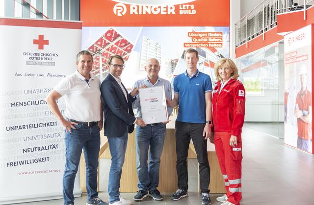 Die Ringer GmbH untersützt das das Kriseninterventionsteam beim Roten Kreuz. (v.l.n.r. Thomas Ringer, Gerald Schuster, Markus Ringer, Philipp Ringer, Ilse Seufer-Wasserthal). | Foto: OÖRK/Vöcklabruck