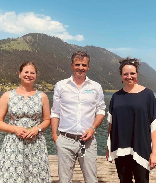 Karoline Turnschek (Bürgermeisterin der Gemeinde Weissensee), Thomas Michor (Leitung Weissensee Tourismus), Martina Taubenberger (Künstlerische Leitung Werksviertel-Mittte Kunst München) (von links) | Foto: weissensee.com
