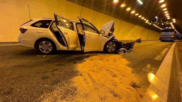 Am Sonntag kam es im Pianner Tunnel zu einem Unfall mit einem Reisebus. Im Tunnel fuhr ein Auto auf den Bus auf und wurde auf die andere Fahrbahn geschleudert. | Foto: ZOOM.TIROL