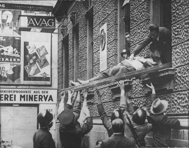Am 25. Juli jährt sich der sogenannte Juliputsch der österreichischen Nationalsozialisten im damaligen Ständestaat Österreich zum 89. Mal. Bild: verletzter Polizist wird auf einer Trage aus einem Fenster des Ravag-Gebäudes geschoben. | Foto: Weltbild / ÖNB-Bildarchiv / picturedesk.com