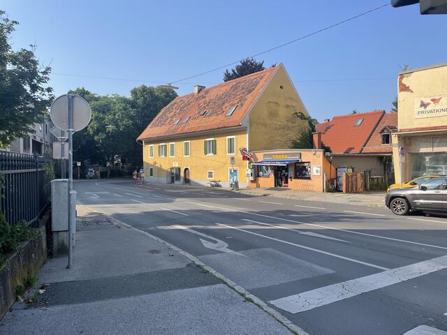 Die Bushaltestelle neben der Trafik in der Andritzer Reichsstraße soll verlegt werden. Der Gehweg soll saniert und verbreitert werden. | Foto: MeinBezirk.at