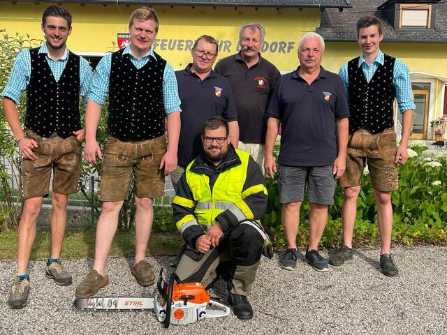 Florian Trattler, Martin Schwinger, Kommandant Michael Mayer, Kameradschaftsführer Friedrich Hohenberger, Kommandant Stellvertreter Mario Kapeller, Carl Hannes Pucher und vorne Hauptmaschinist Klaus Gebeneter | Foto: FF Lendorf