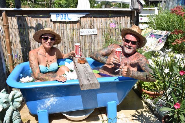 Die Familie Hofer ist sich sicher: Im Schrebergarten ist es am gemütlichsten. Die Badewanne ersetzt den Strand. | Foto: Zezula