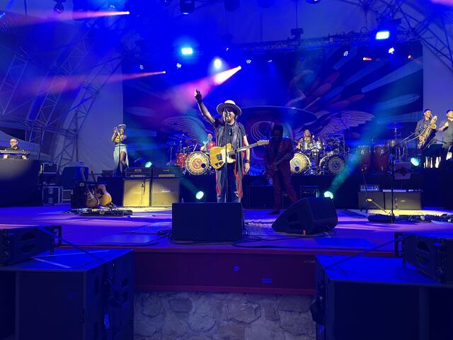 Begleitet von seiner elfköpfigen Band geigte der Italo-Star im Steinbruch auf. | Foto: Tscheinig