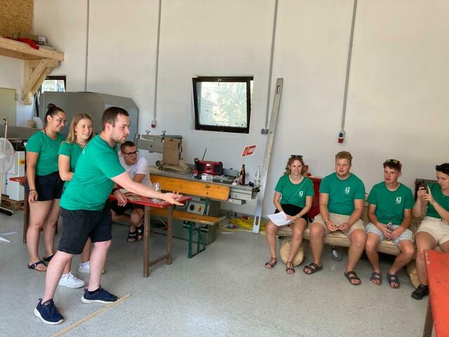 Landjugend Gilgenberg bei der Station „Bierdeckel weitwerfen“
v.l.n.r.: Luisa Auer, Anja Renzl, Benjamin Renzl, Maximilian Gabriel, Anna-Lena Neuhauser, Hannes Pommer, Rafael Stöffelmayr, Selina Sax
 | Foto: Bezirkslandjugend Braunau