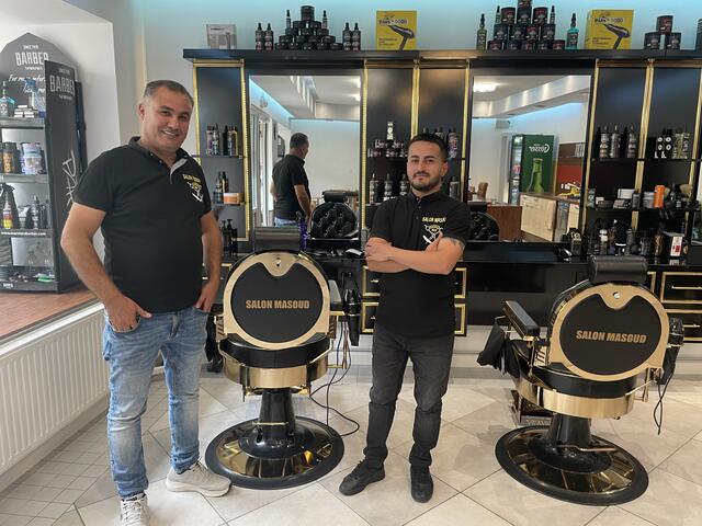 Inhaber Masoud Zinki (re.) freut sich, in seinem Barber Shop in der Trofaiacher Hauptstraße Männer und Kinder begrüßen zu können. | Foto: RegionalMedien Steiermark