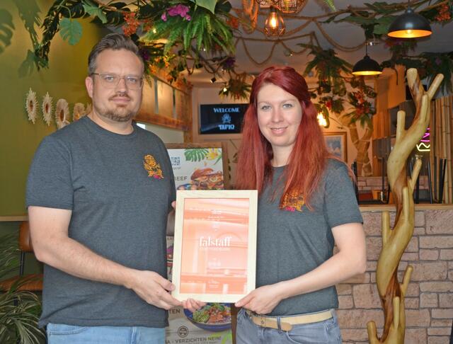 Tanja und Florian vom Taflo mit der Auszeichung. | Foto: Stadt Bruck