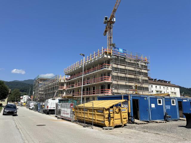 Die Bauarbeiten für die neue Südtiroler Siedlung im Kufsteiner Stadtteil Sparchen laufen auf Hochtouren. | Foto: Barbara Fluckinger