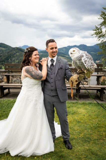 Elisabeth Valenta und Philipp Schweinzer haben sich getraut! Nach der Hochzeitsmesse ging es auf die Burg Oberkapfenburg, wo eine Greifvogelschau wartete.  | Foto: Alexander Kamal