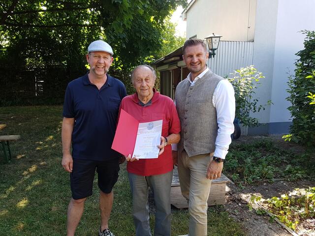 Josef Kepplinger erhielt eine Ehrenurkunde für 70 Jahre bei der Freiwilligen Feuerwehr Eferding. | Foto: FF Eferding/Edtmayr