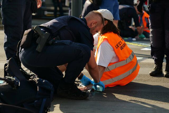 Nach rund einer halben Stunde löste die Polizei die Aktivistinnen und Aktivisten von der Straße.  | Foto: Max Spitzauer/RMW