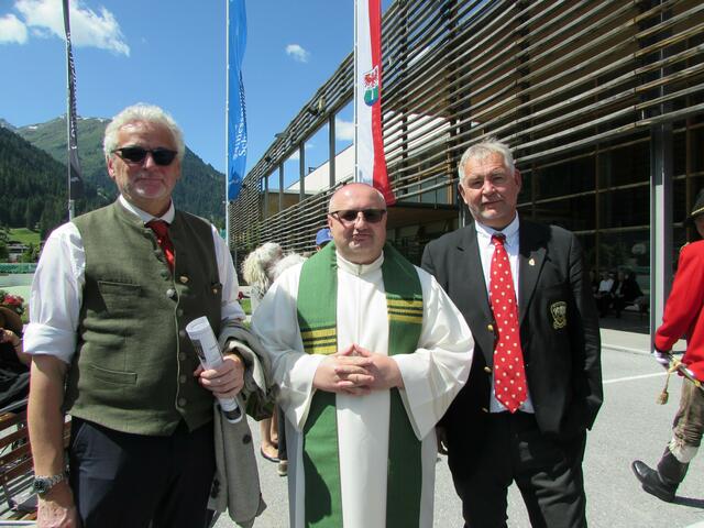 Pfarrer Norbert Jakab, Leiter der Seelsorgeraums Oberes Stanzertal, mit den Bürgermeistern Helmut Mall (St. Anton am Arlberg) und Gerhard Lucian (Lech) bei Bruderschaftssonntag 2023 | Foto: Johanna Tamerl