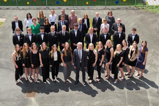 Die 8A-Klasse mit Klassenvorstand Marlies Deutsch. | Foto: BORG Jennersdorf