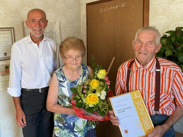 v.l.: Bgm. Josef Schaden mit dem Jubiläumspaar Angela und Ludwig Schwaiger | Foto: Marktgemeine Schweiggers