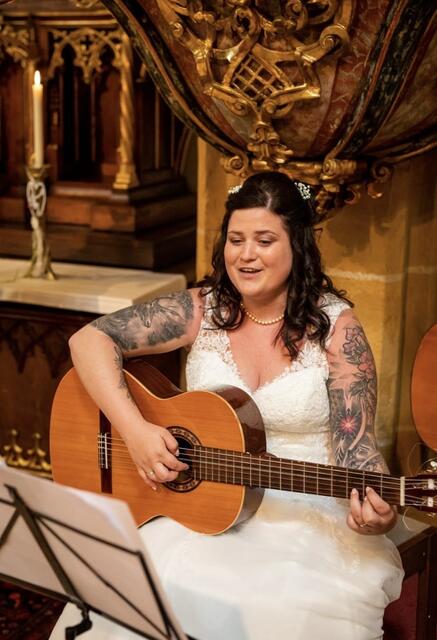 Elisabeth Valenta sang bei ihrer Hochzeit selbst auch ein Lied ("Weilst a Herz host wie a Bergwerk") und begleitete sich dabei auf der Gitarre. | Foto: Alexander Kamal