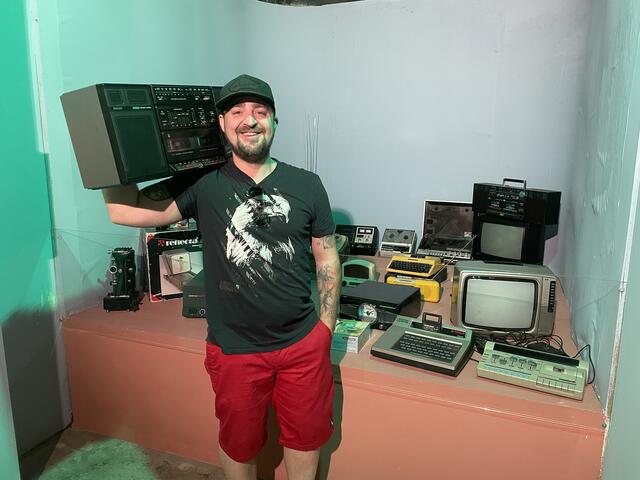 Markus Krainer will der Jugend auch zeigen, welche Geräte es vor dem Handy standardmäßig in beinahe jedem Haushalt der 80er und 90er Jahre gab. Wofür man früher mehrere große Geräte brauchte, wird jetzt mit einem einzigen Mobiltelefon erledigt.  | Foto: Salme Taha Ali Mohamed