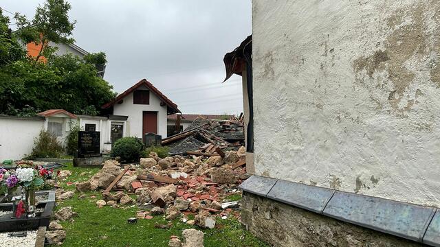 Rund um den Friedhof ein Bild der Zerstörung... | Foto: MeinBezirk.at