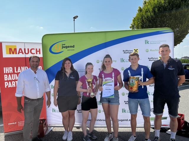1. Platz Landjugend Haigermoos
v.l.n.r.: Burgkirchner Bürgermeister Albert Troppmaier, Bezirksleiterin Julia Grill, Carina Höfer, Melissa Dicker, Florian Lindner, Bezirksleiter Stv. Christoph Schnitzinger
 | Foto: Bezirkslandjugend Braunau