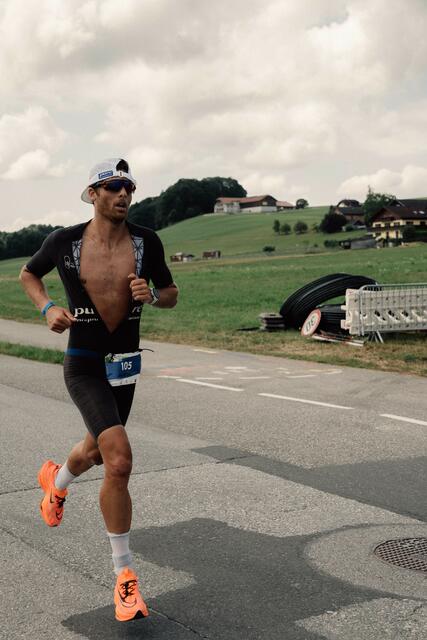 Spitzensportler Matthias Hohlrieder auf der Laufstrecke des Trumer Triathlons.  | Foto: Alexandra Lehner