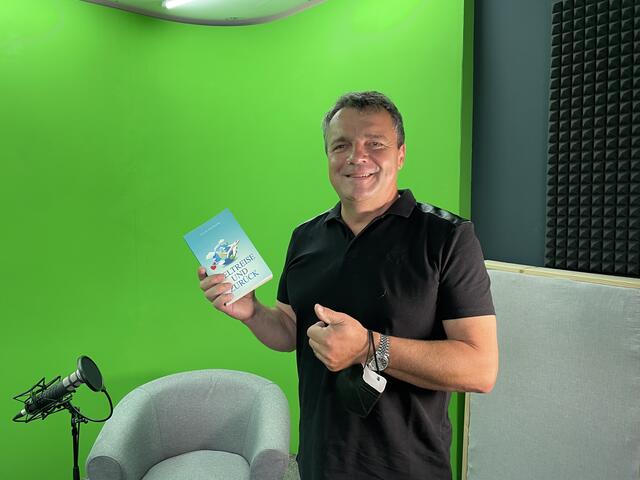 Franz Neumayr bei der Veröffentlichung seines zweiten Buches.  | Foto: Gertraud Kleemayr