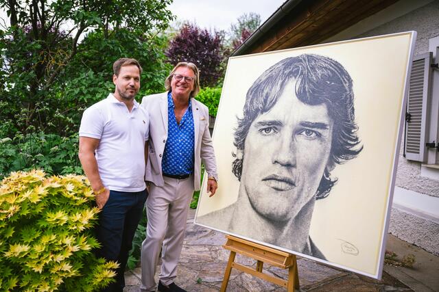 Christoph Palaschke stellte das Schwarzenegger Portrait zur Versteigerung zur Verfügung. Im Bild mit Gastgeber Andreas Reinisch. | Foto: Moving Stills