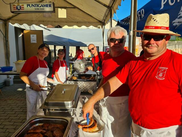 Die Feuerwehrmitglieder mit ihren vielen Helferinnen und Helfern sorgten für ein gelungenes Grillfest in Wallendorf.  | Foto: Feuerwehr Wallendorf
