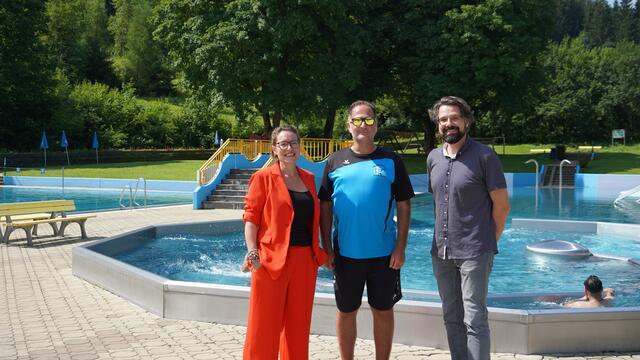 Bademeister Armin Zotter (Mitte) mit Elke Florian und Ingo Wieser. | Foto: Söllradl