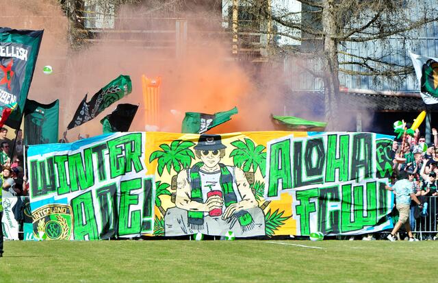 Die Choreografien gibt es nicht nur im heimischen Tivoli-Stadion, sondern auch auf den Tiroler Liga-Plätzen. | Foto: Hassl