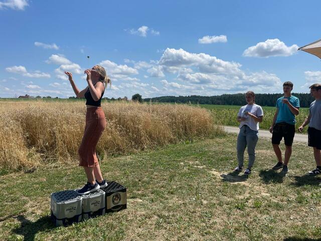 Landjugend St. Pantaleon bei der Station „Bierkapsel balancieren“
v.l.n.r.: Elisa Brandstätter, Sophie Bachmeier, Franz Mehlhart, Kilian Bernhofer
 | Foto: Bezirkslandjugend Braunau