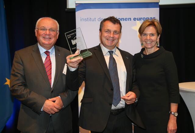 Den IRE-Journalisten-Award bekam Pressefotograf Franz Neumayr von Landtagspräsidentin Brigitta pallauf und IRE-Vorstand Franz Schausberger überreicht. | Foto: Franz Neumayr