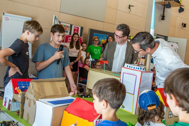 Bundesminister Martin Polaschek (2. v. r.) begeistert vom Forschergeist und der Kreativität der Kinder und Jugendlichen | Foto: FH Joanneum/Terler