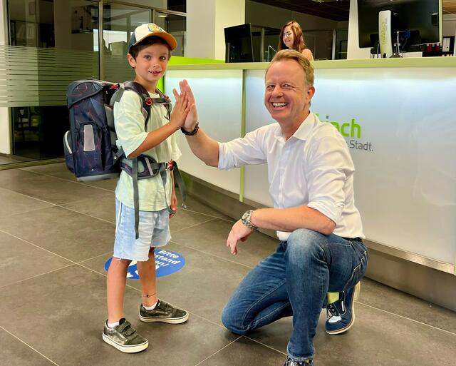 Ein "High five" auf den nahenden Schulstart: Bürgermeister Mario Abl und Schulanfänger Ben Reitmann.
 | Foto: STGT
