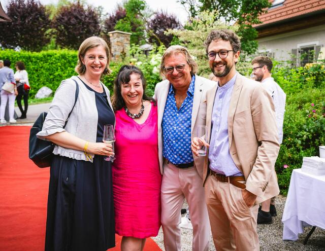 Landesrätin Barbara Eibinger-Miedl (li.), Renate Zierler (Initiatorin von Köche kochen für Kinder), Gastgeber und Hausherr Andreas Reinisch und Mario Edler (SOS-Kinderdorf). | Foto: Moving Stills