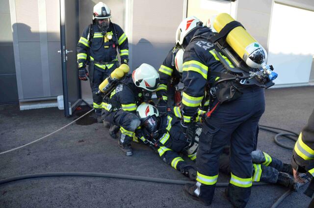 Bei der Übung wurde auch ein Atemschutznotfall simuliert. | Foto: AFKFO Mattighofen