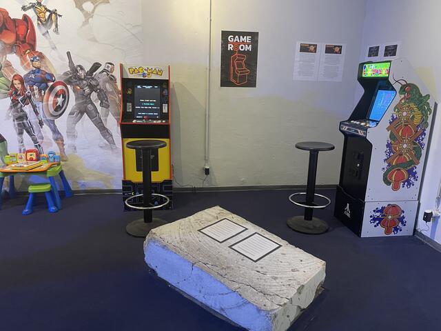 Auch VR-Brillen und Arcade Spiele findet man im neuen Museum.  | Foto: Salme Taha Ali Mohamed