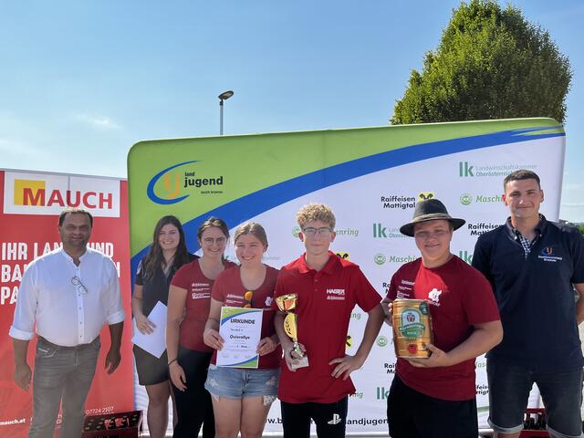 3. Platz Landjugend Tarsdorf 1
v.l.n.r.: Burgkirchner Bürgermeister Albert Troppmaier, Bezirksleiterin Julia Grill, Melanie Spitzwieser, Eva Brunner, Alexander Leitner, Tobias Helmberger, Bezirksleiter Stv. Christoph Schnitzinger
 | Foto: Bezirkslandjugend Braunau
