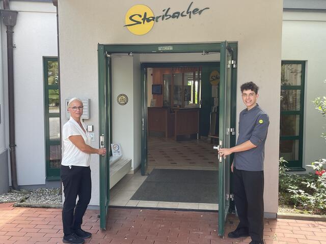 Hoteldirektorin Tessa Ebenwalder und Jungkoch Raphael Stader heißen die Gäste im Staribacher in Leibnitz herzlich willkommen. | Foto: Kerstin Reinprecht
