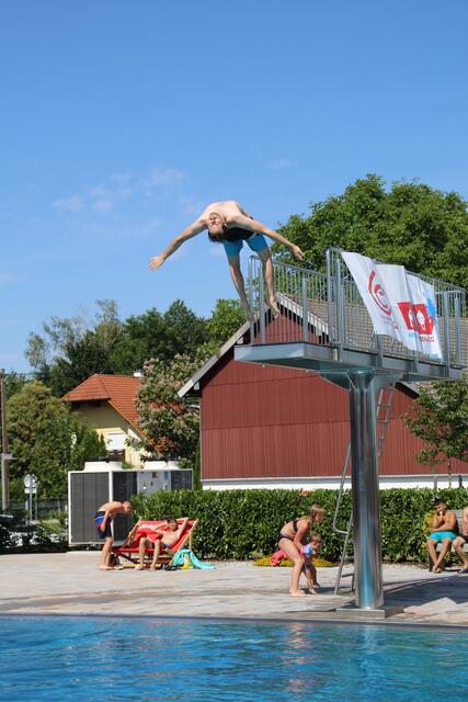 Die Junge Generation Braunau (SPÖ) war auf der Suche nach der besten Arschbombe. | Foto: Tino Huber