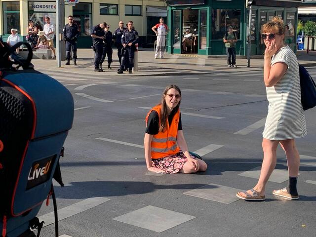 Bei einem der festgeklebten Personen handelt es sich um Martha Krumpeck, Mitgründerin der österreichischen Version der Klimabewegung und deren bekanntestes Gesicht. | Foto: Ronja Reidinger