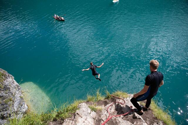 Bis zu 18 Meter hohe Felswände bieten die perfekte Kulisse für waghalsige Sprünge und spektakuläre Stunts ins türkisfarbene Nass. | Foto: Andreas Lutche_www.alutche-photography.com.