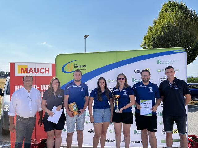 2. Platz Landjugend Handenberg 1
v.l.n.r.: Burgkirchner Bürgermeister Albert Troppmaier, Bezirksleiterin Julia Grill, Clemens Innerebner, Annika Zwinger, Anja Leimhofer, Robert Leimhofer, Bezirksleiter Stv. Christoph Schnitzinger
 | Foto: Bezirkslandjugend Braunau