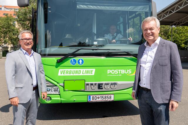 Landeshauptmann-Stellvertreter Anton Lang (rechts) und Peter Gspaltl (links) freuen sich über den neuen Fahrplan, der mit einigen Verbesserungen in Betrieb ging. | Foto: Harry Schiffer