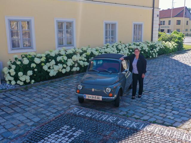 Bürgermeisterin Josefa Geiger würde einen Stunt mit ihrem Fiat 500 wagen. | Foto: Marktgemeinde Sieghartskirchen