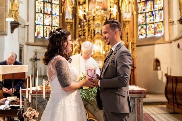 Elisabeth Valenta und Philipp Schweinzer gaben sich in der Kirche Leoben-Waasen das "Ja"-Wort.  | Foto: Alexander Kamal